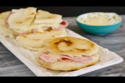 Receta de arepa de dos quesos y jamón